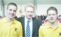Die beiden Finalschiedsrichter Silvan Siep (links) und Bastian Karlshaus zusammen mit Schiedsrichterbetreuer Michael von Ameln.