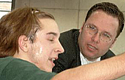 Jan-Jochen Rommel beruhigt den Uhlenhroster Niklas Kemper, der auf die Strafbank geschickt wurde. © Hockeyschiedsrichter.de