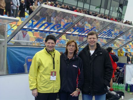 Richard Wolter - links - zusammen mit dem Belgier Vincent Loss und der Klnerin Carola Meyer beim 4-Nationen-Turnier ber Ostern im Warsteiner Hockey-Park. Wolter wird hier im September sein letztes internationales Turnier pfeifen.